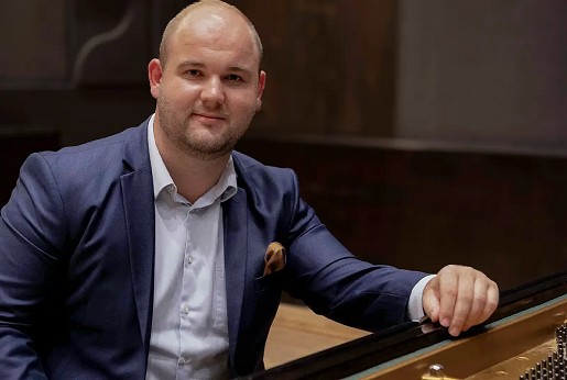 Klasszikus zene kis csavarral – Bóna Márton lemezbemutató koncertje a Pesti Vigadóban